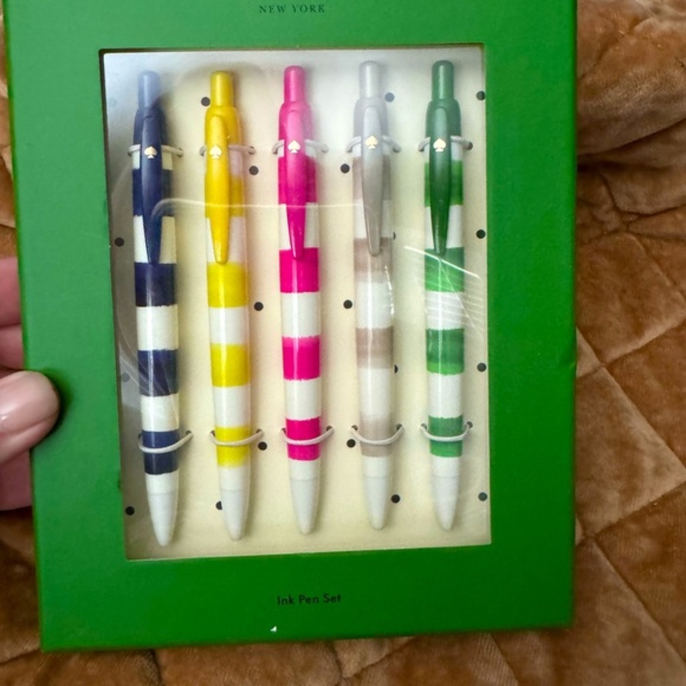 KATE SPADE “rugby stripe“ black ink pen set! Includes 5 different colored pens♠️